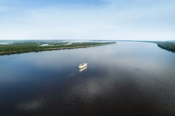 Grand Amazon Expedition -Vista do navio no rio